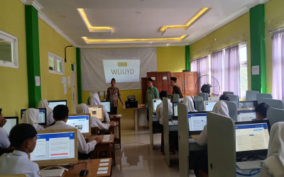 Hari Kedua TKA, Plt. Kasi Pendma dan Pengawas Madrasah Monitoring Pelaksanaan di MTs Negeri 2 Tuban