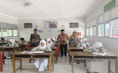 Monitoring Ujian Madrasah (UM) di MTsN 2 Tuban oleh Kankemenag Tuban