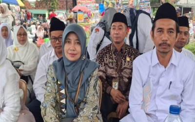 Kepala MTsN 2 Tuban Dampingi Kakankemenag Tuban dalam Manasik Haji Massal