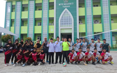 Kepala MTsN 2 Tuban Dampingi Atlet Bola Voli KKM MTs Tuban Jelang PORSENI Jatim