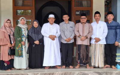 Kepala MTsN 2 Tuban Membersamai Kepala Kemenag Tuban Silaturahmi ke KH. Ubaidillah Faqih, Rois Syuriah PBNU